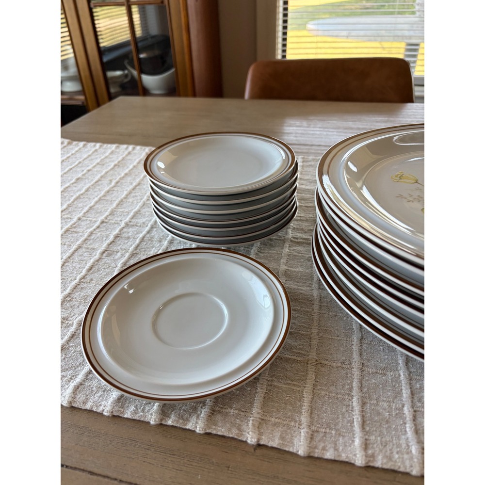Vintage set 8 Colonial Stoneware Caroline dinner plate 7 dessert plates 1 saucer - Picture 3 of 6